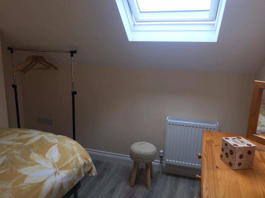 Postel nebo postele na pokoji v ubytování Helens House Derry City Centre Remarkable 3-Bed
