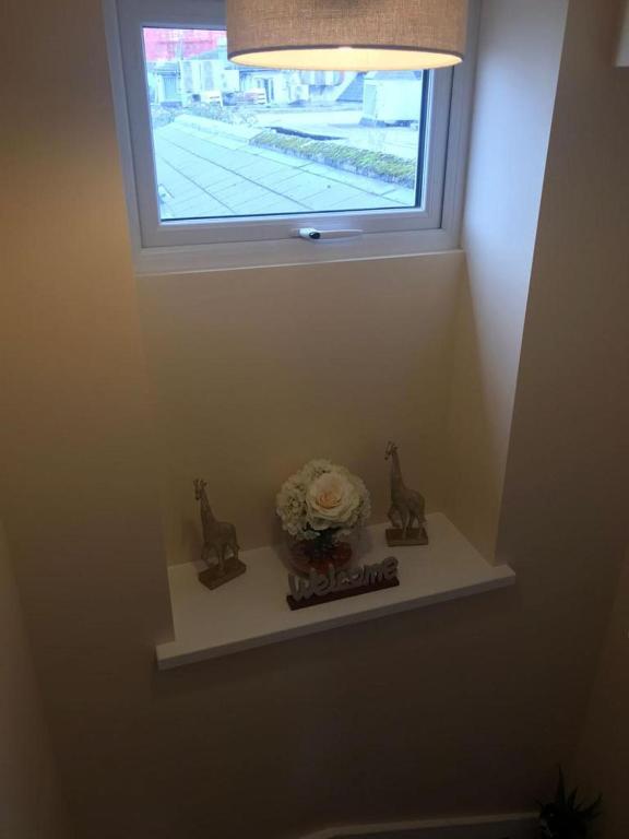 TV a/nebo společenská místnost v ubytování Helens House Derry City Centre Remarkable 3-Bed