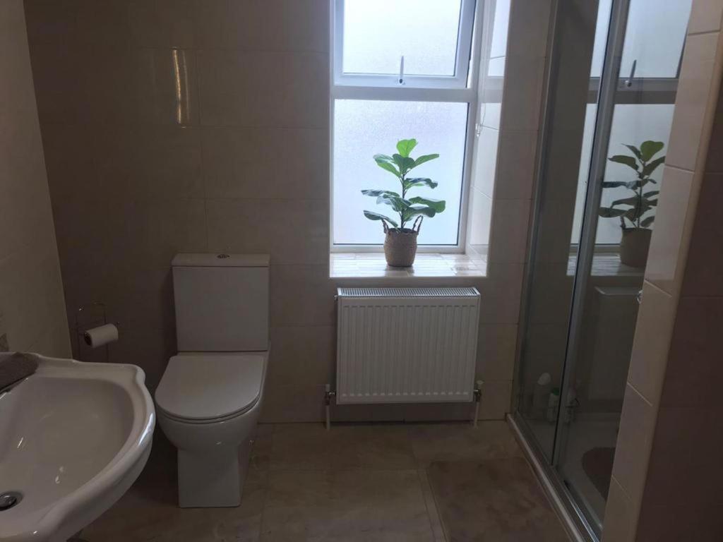 Koupelna v ubytování Helens House Derry City Centre Remarkable 3-Bed