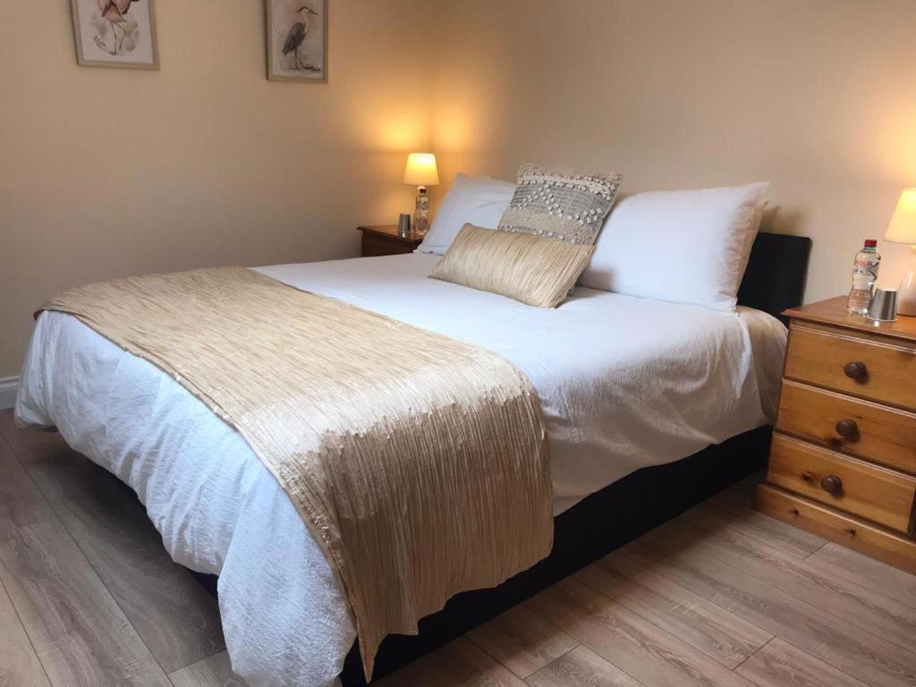Postel nebo postele na pokoji v ubytování Helens House Derry City Centre Remarkable 3-Bed