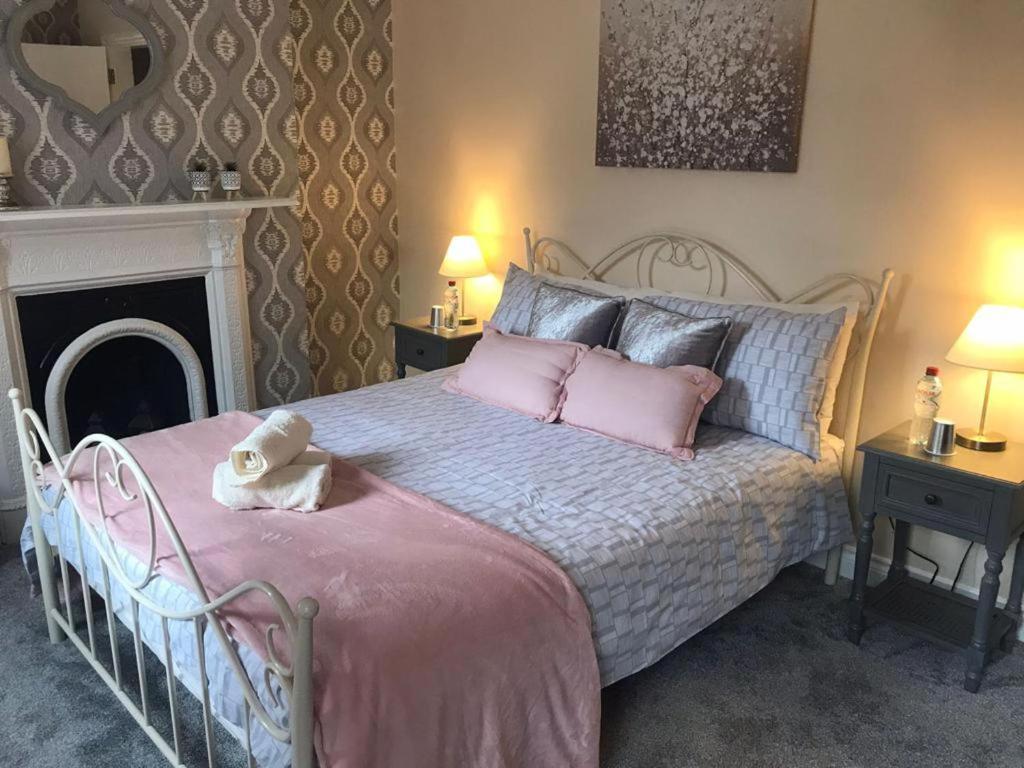 Postel nebo postele na pokoji v ubytování Helens House Derry City Centre Remarkable 3-Bed