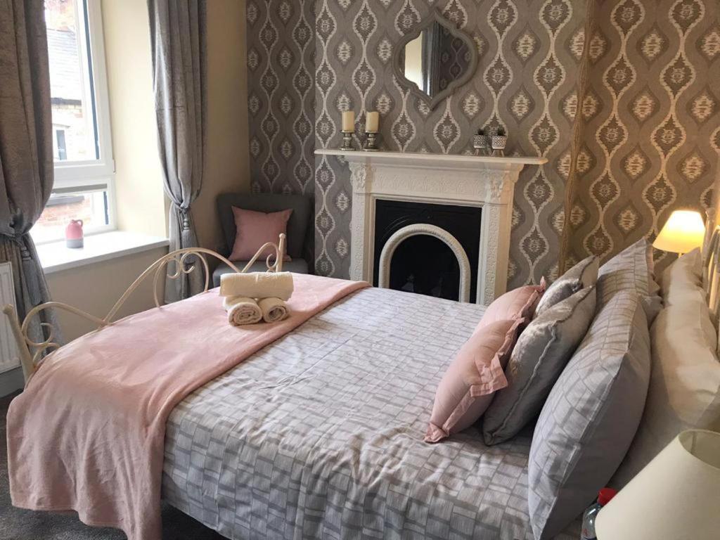 Postel nebo postele na pokoji v ubytování Helens House Derry City Centre Remarkable 3-Bed