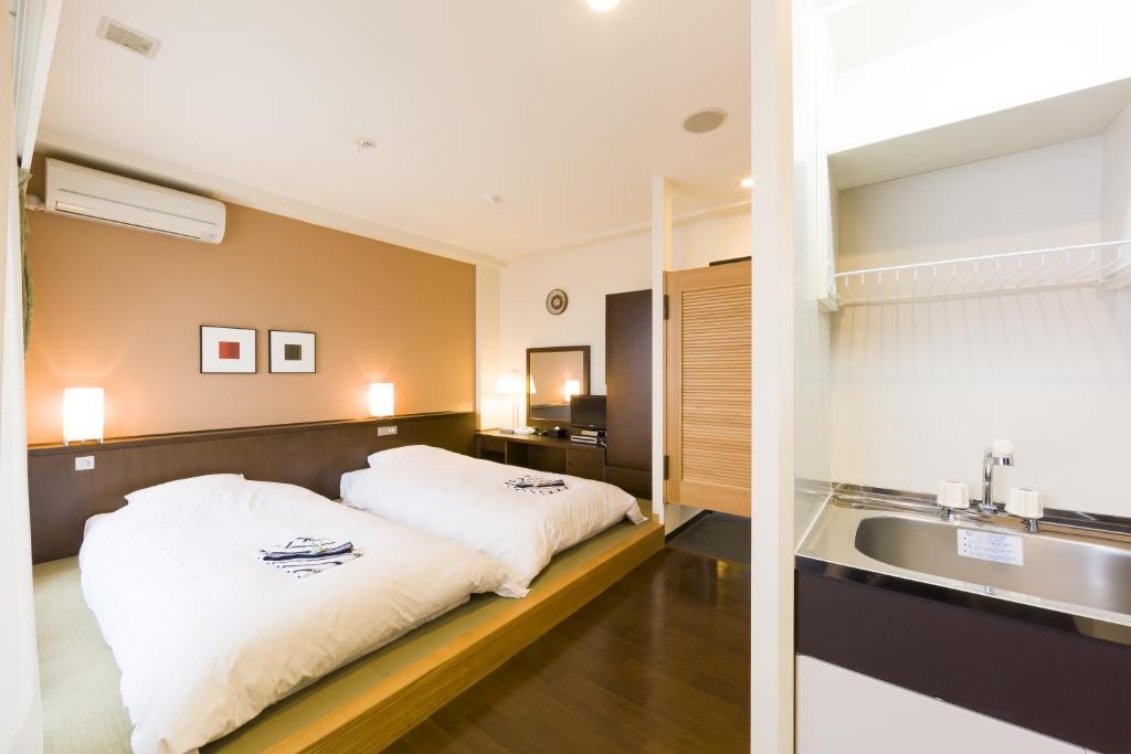 Postel nebo postele na pokoji v ubytování APA Hotel Fujichuo