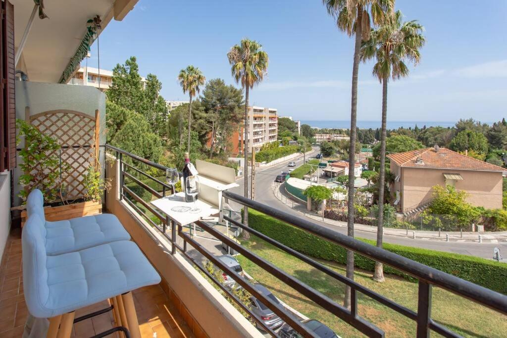 balkon z widokiem na ulicę i palmy w obiekcie L27 2P Jasmins Sea View Parking & AC w Nicei