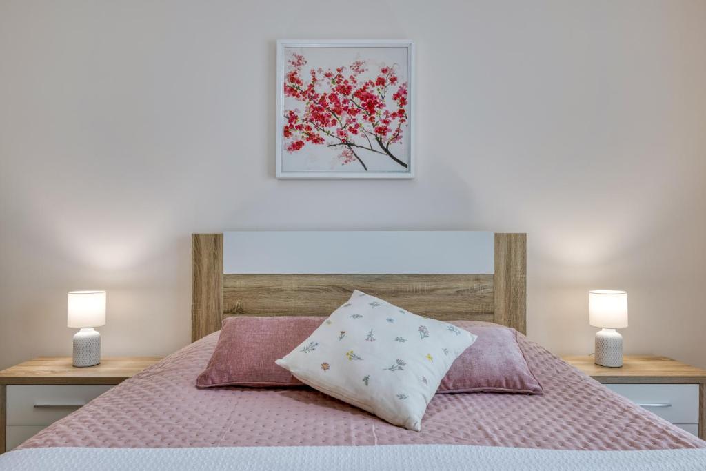 um quarto com uma cama com 2 candeeiros nas mesas em Rocha Prime Luxury Apartment em Portimão