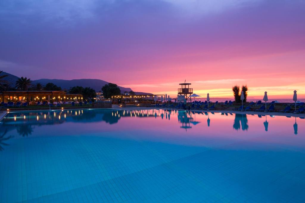 Bazén v ubytování Kernos Beach Hotel & Bungalows nebo v jeho okolí