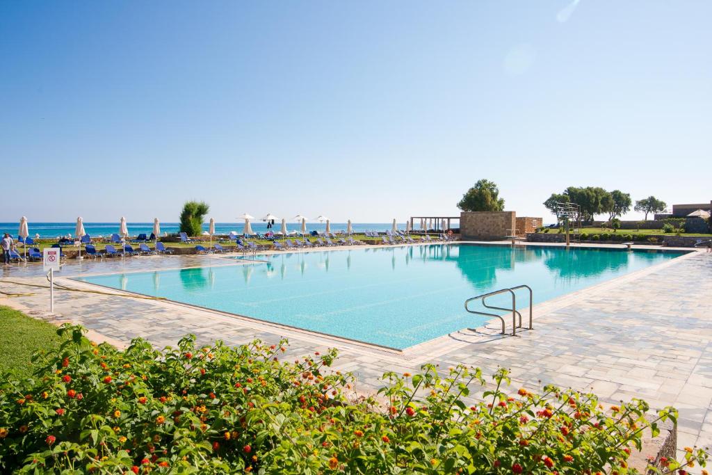Bazén v ubytování Kernos Beach Hotel & Bungalows nebo v jeho okolí