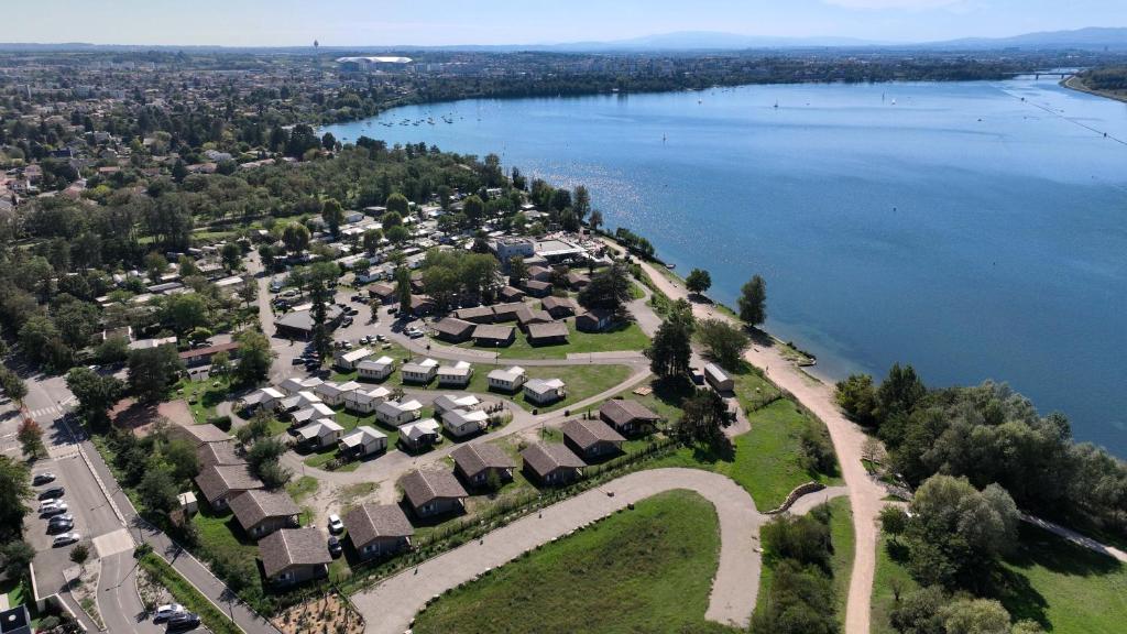 - une vue aérienne sur un complexe à côté d'un lac dans l'établissement Lodge Hôtel & Spa Les Voiles du Grand Large, à Meyzieu