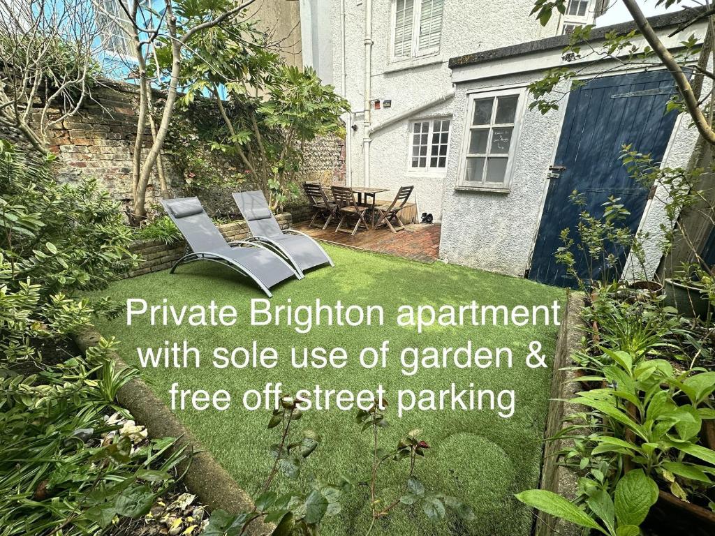 - un jardin avec deux chaises dans la cour dans l'établissement Amazing Apartment, Private Garden, Off Street Parking, à Brighton et Hove