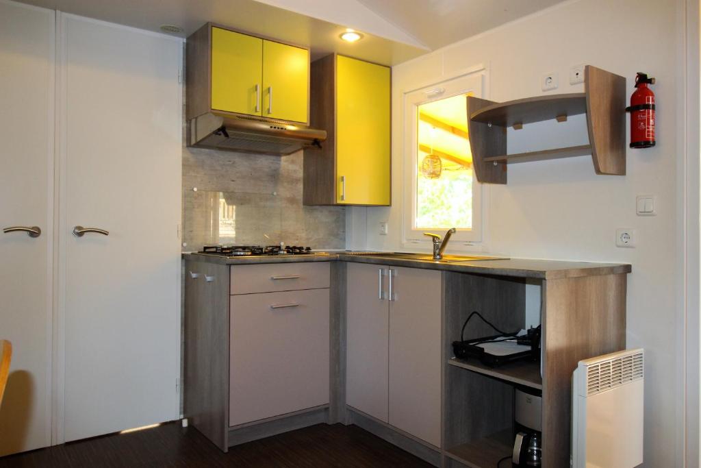 Kuchyň nebo kuchyňský kout v ubytování Harbers zonvakanties chalets met airco camping Leï Suves Roquebrune sur Argens