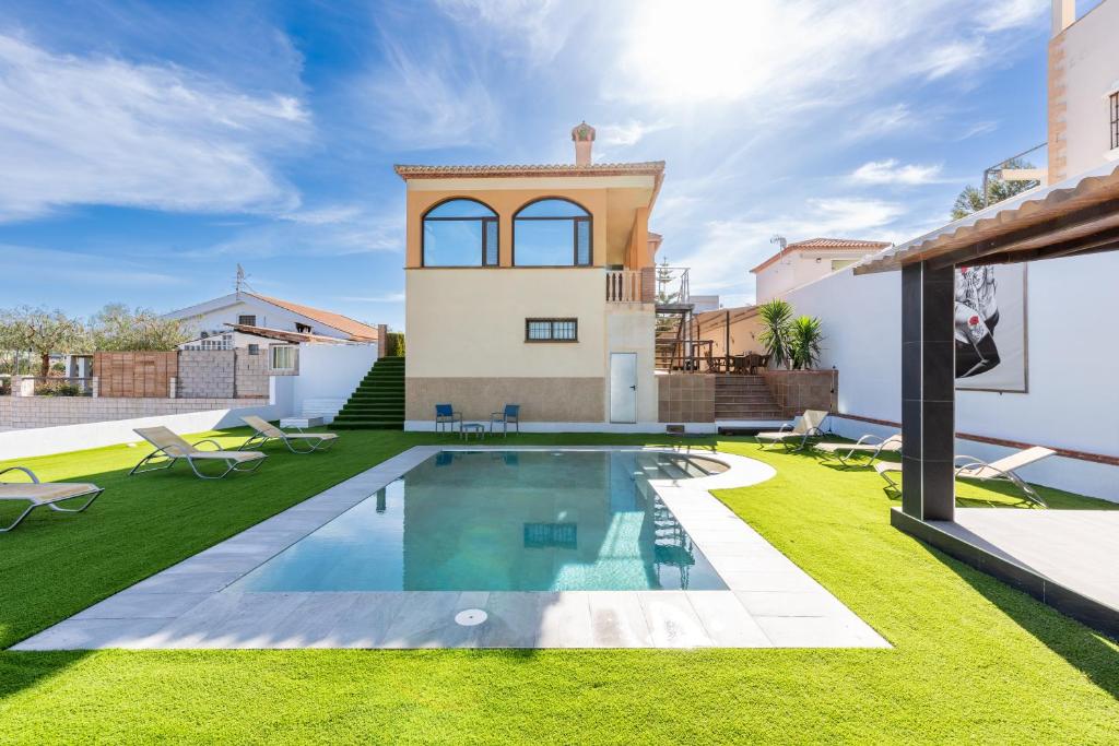 Bazén v ubytování Casa rural Paradise Holidays nebo v jeho okolí
