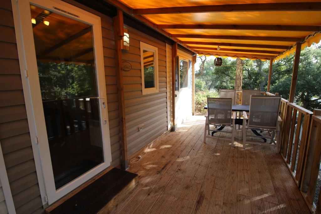Balkón nebo terasa v ubytování Harbers zonvakanties chalets met airco camping Leï Suves Roquebrune sur Argens