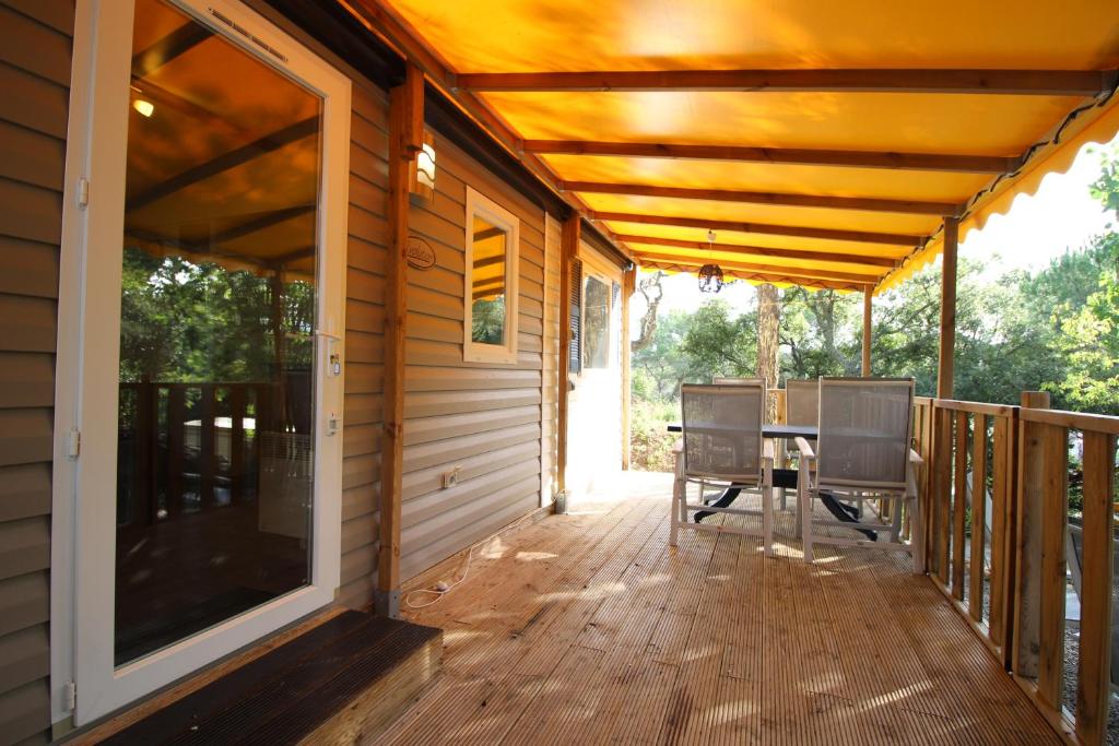 Balkón nebo terasa v ubytování Harbers zonvakanties chalets met airco camping Leï Suves Roquebrune sur Argens