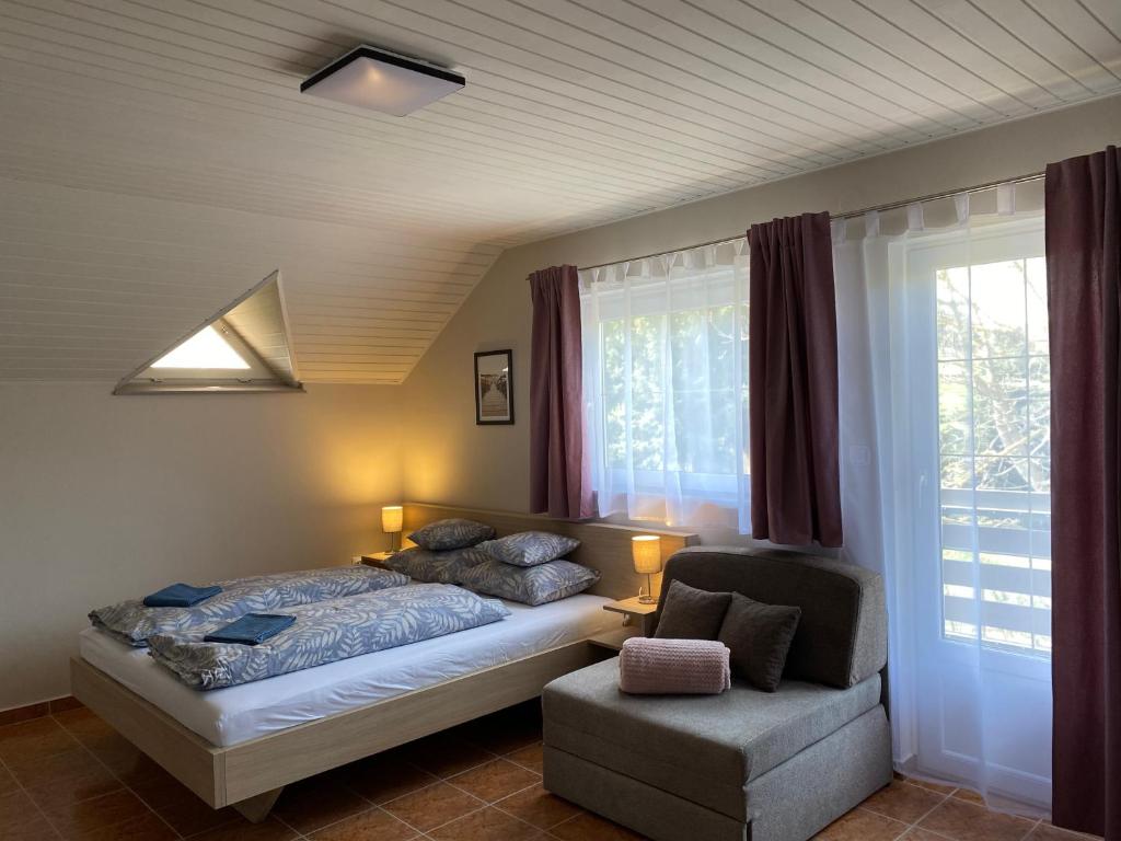 Postel nebo postele na pokoji v ubytování Silence Apartmanház Zalakaros