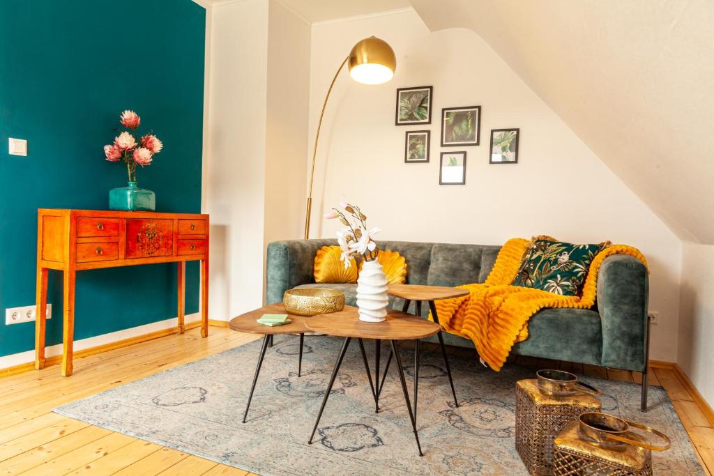 ein Wohnzimmer mit einem Sofa und einem Tisch in der Unterkunft nidusROOMS: Art Déco Apartment nähe Heidelberg in Leimen