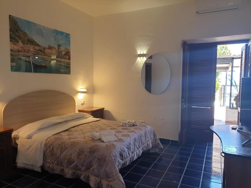 Postel nebo postele na pokoji v ubytování Hotel Mareluna Ischia