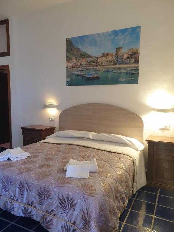 Postel nebo postele na pokoji v ubytování Hotel Mareluna Ischia
