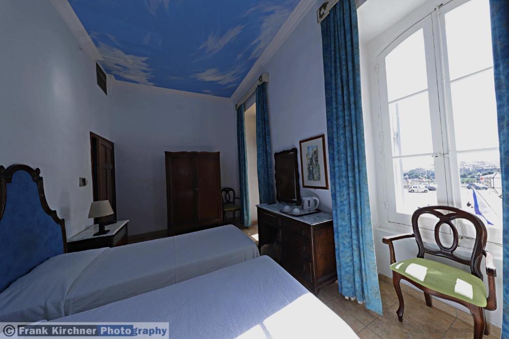 Postel nebo postele na pokoji v ubytování Hotel Castille