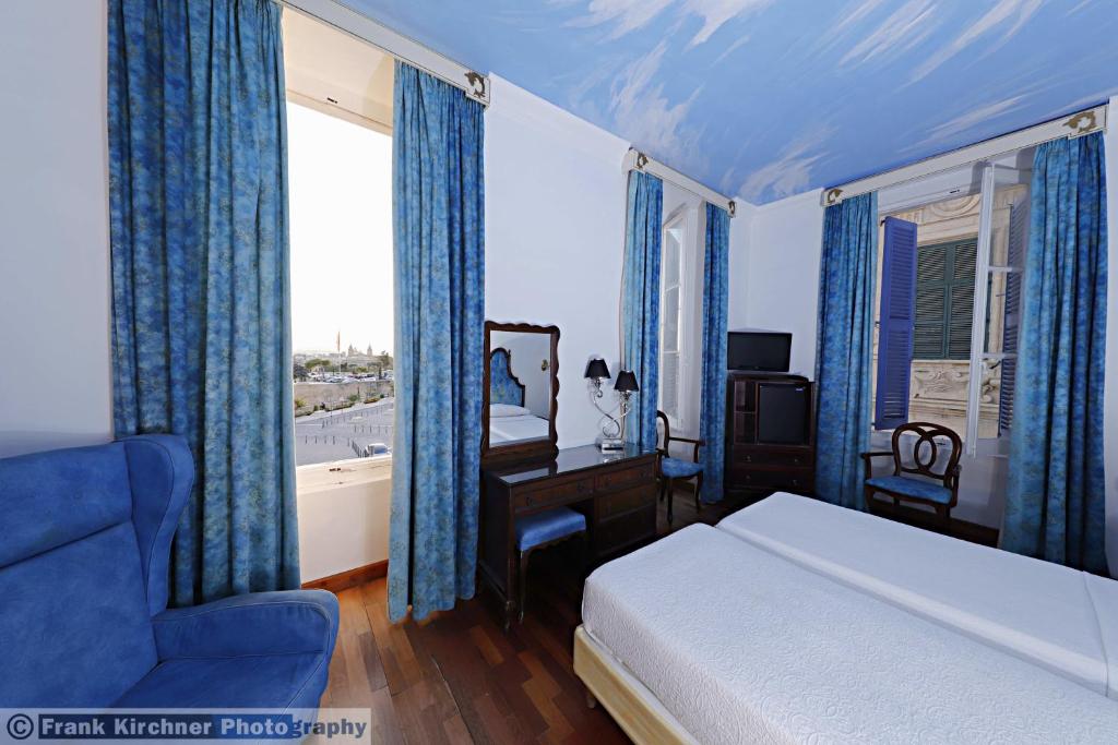 Postel nebo postele na pokoji v ubytování Hotel Castille