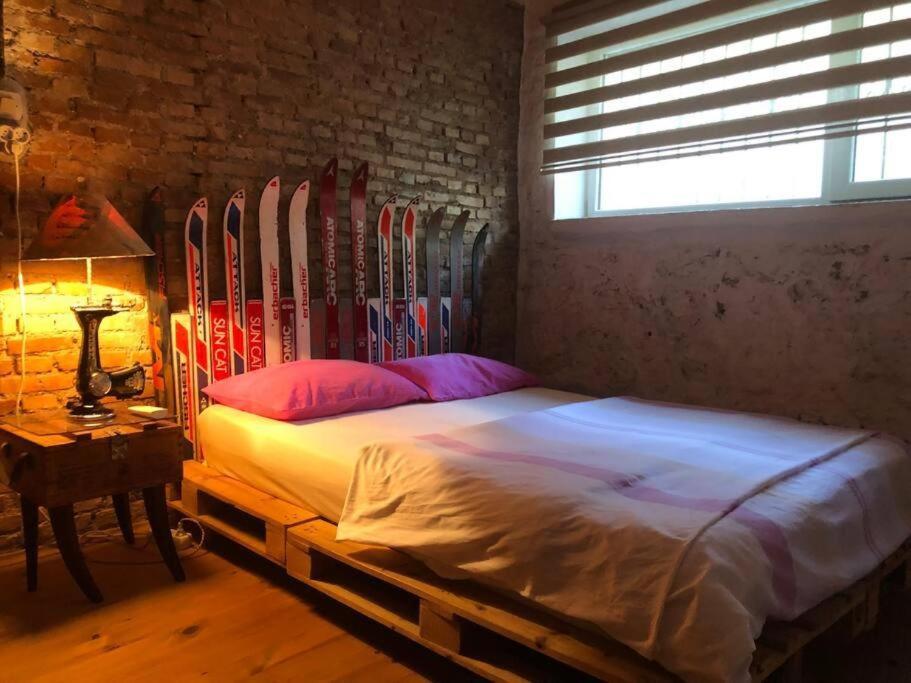 Postel nebo postele na pokoji v ubytování ozzy homes