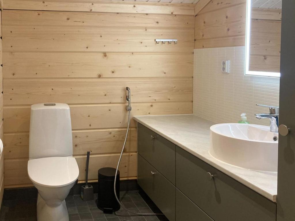 Um banheiro em Holiday Home Villa lehtoniemi by Interhome