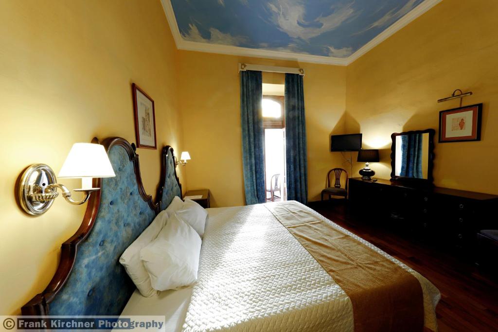 Postel nebo postele na pokoji v ubytování Hotel Castille