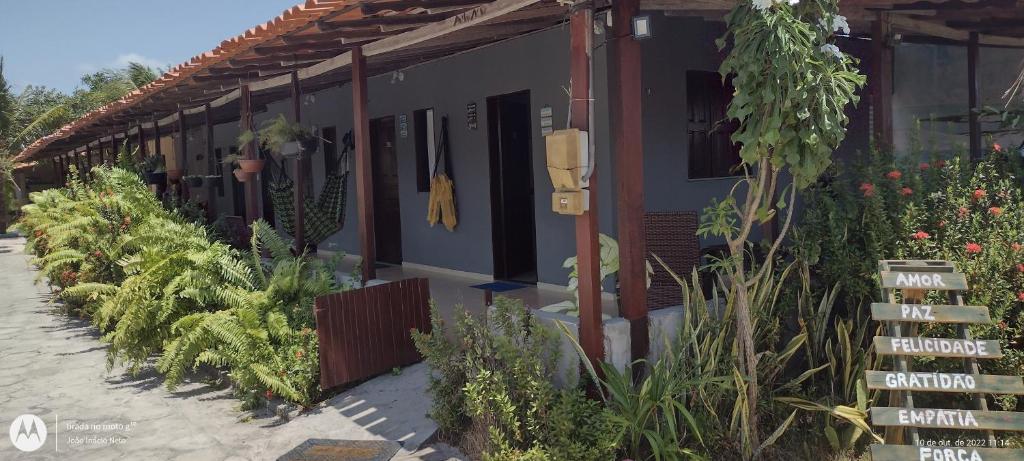 une maison avec une rangée de plantes devant elle dans l'établissement Pousada Flor do deserto - Mandacaru, à Santo Amaro