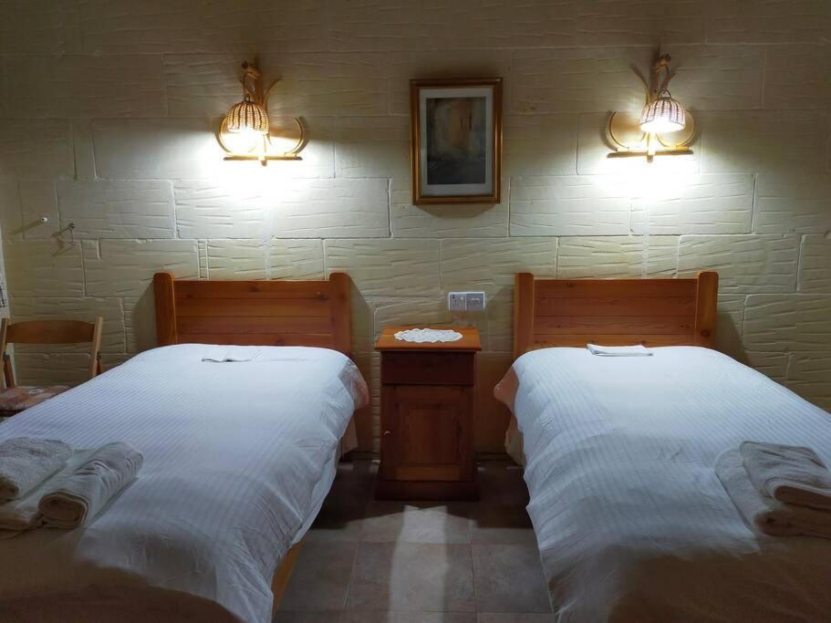Postel nebo postele na pokoji v ubytování Gozo Rustic Farmhouse with stunning views and swimming pool