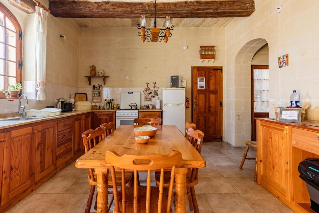 Kuchyň nebo kuchyňský kout v ubytování Gozo Rustic Farmhouse with stunning views and swimming pool