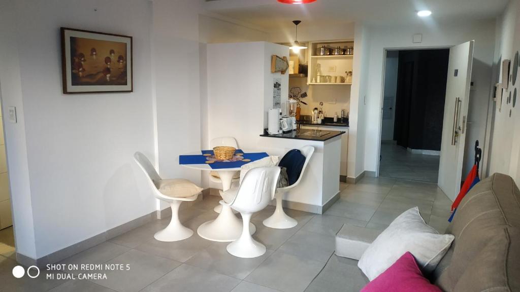 sala de estar con mesa y sillas y cocina en Avellaneda UNO Apartment en Caballito en Buenos Aires