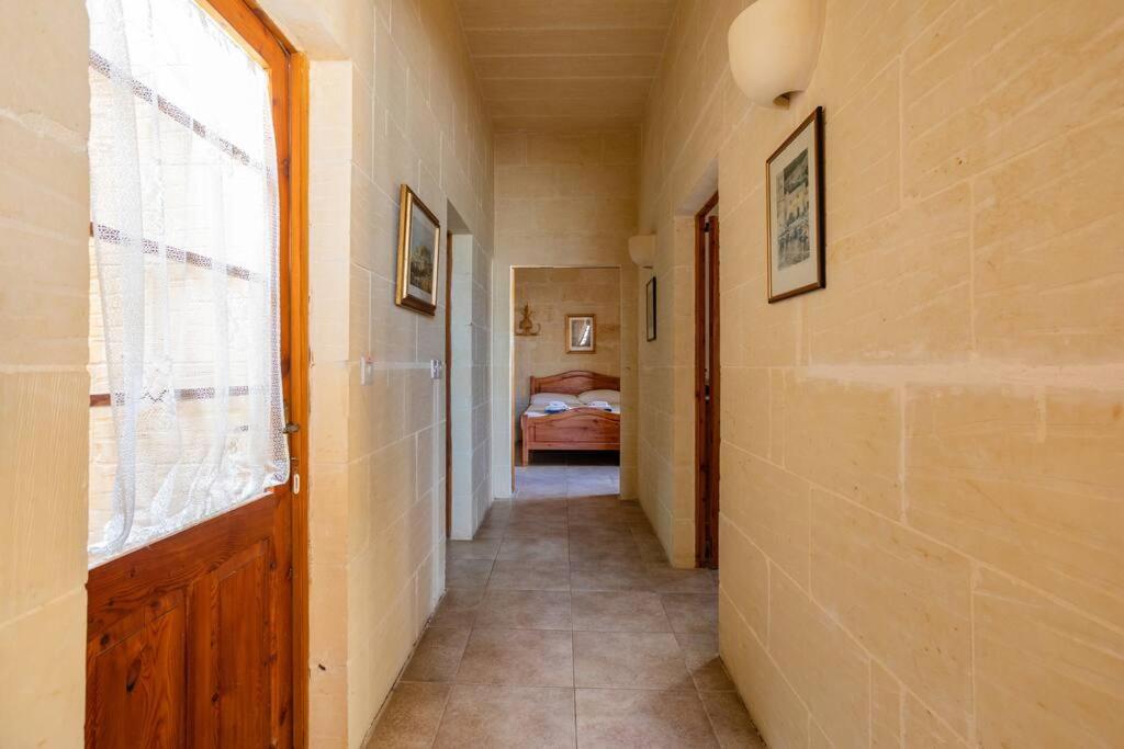 Postel nebo postele na pokoji v ubytování Gozo Rustic Farmhouse with stunning views and swimming pool