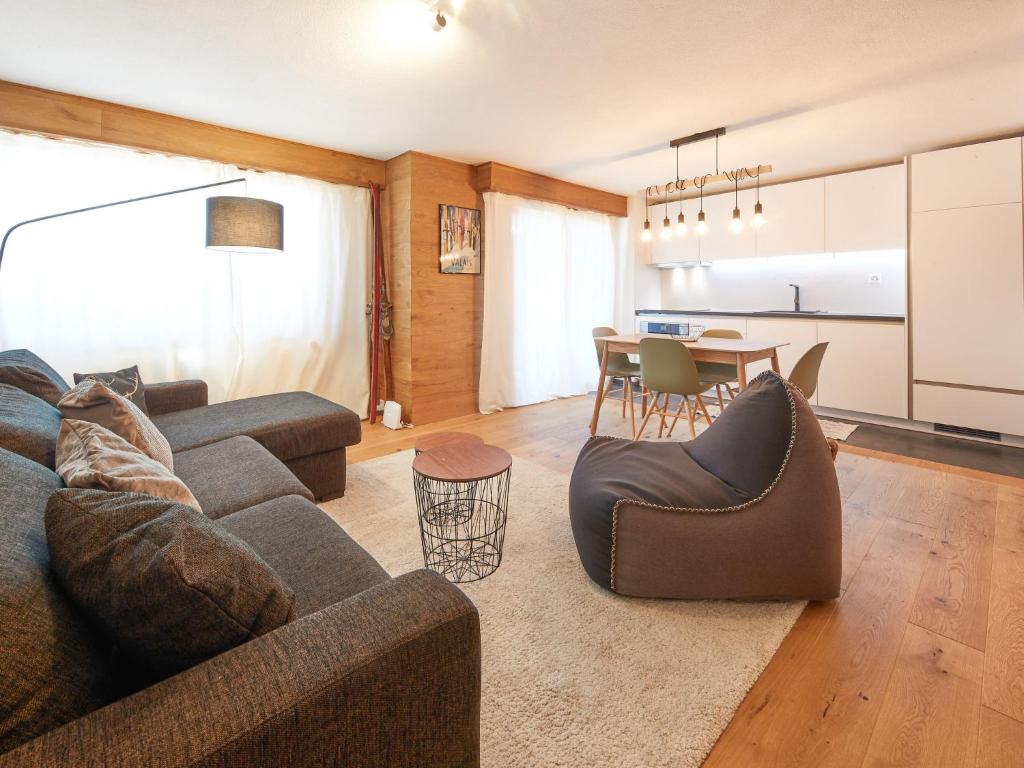 ein Wohnzimmer mit einem Sofa und einem Tisch in der Unterkunft Apartment Les Mélèzes by Interhome in Les Collons