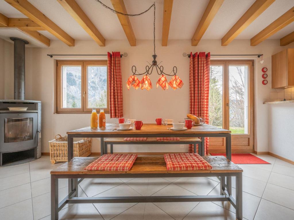 Kuchyň nebo kuchyňský kout v ubytování Chalet Coprin by Interhome