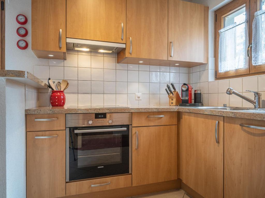 Kuchyň nebo kuchyňský kout v ubytování Chalet Coprin by Interhome