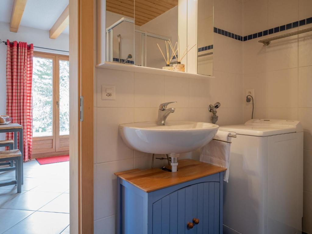 Koupelna v ubytování Chalet Coprin by Interhome
