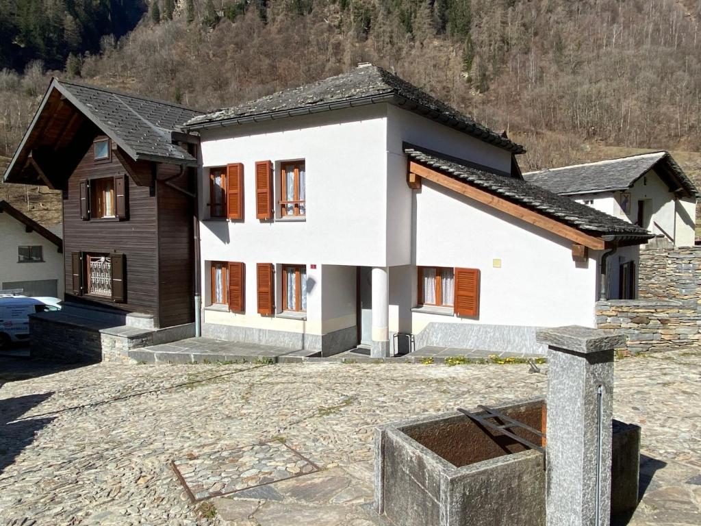uma casa nas montanhas com uma entrada em Apartment Casa della Posta-2 by Interhome em Rossa