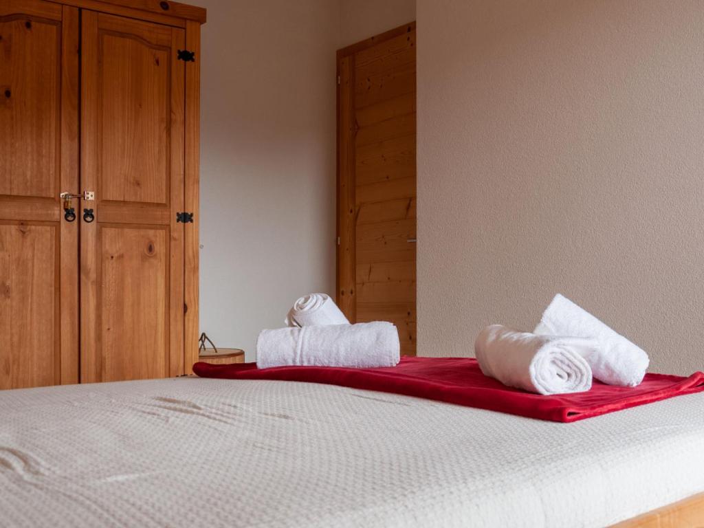 Postel nebo postele na pokoji v ubytování Apartment Ferme de Sandra E0 by Interhome