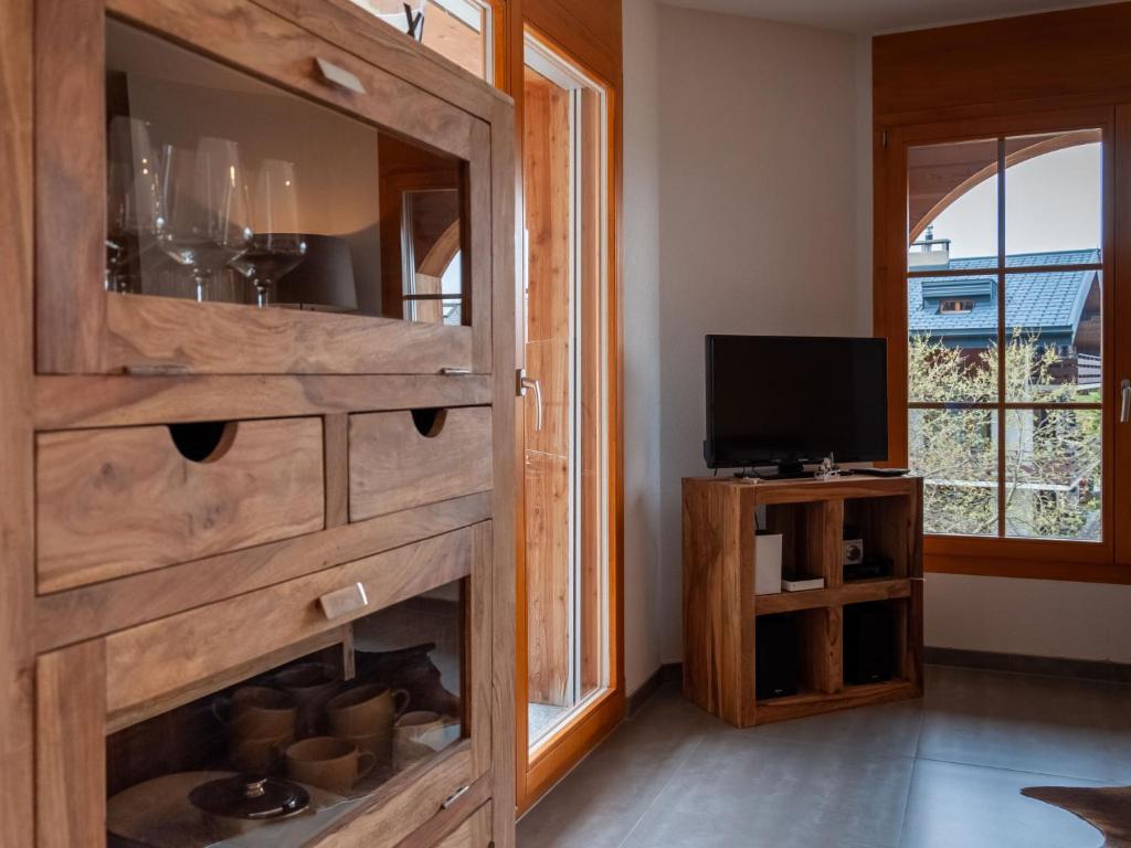 TV a/nebo společenská místnost v ubytování Apartment Ferme de Sandra E0 by Interhome