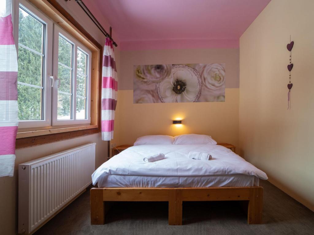 Postel nebo postele na pokoji v ubytování Chalet Krakonoš by Interhome