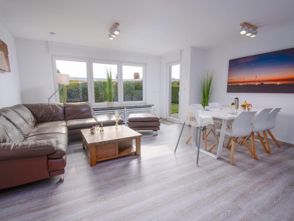 un soggiorno con un divano e un tavolo di Holiday Home Essen by Interhome a Norddeich