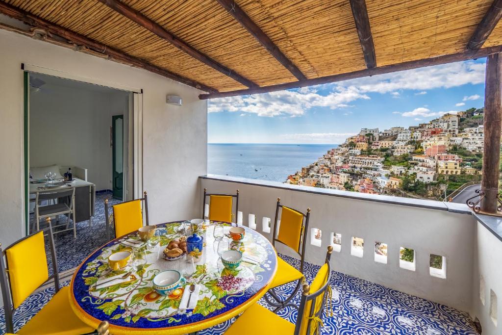 ein Esszimmer mit einem Tisch und Meerblick in der Unterkunft Positano Dream Home in Positano