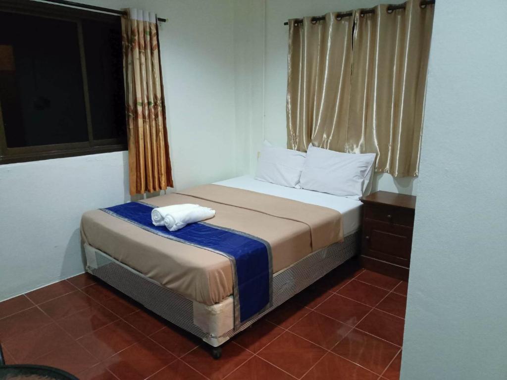 Habitación pequeña con cama y ventana en Kata S.T House 2 en Phuket