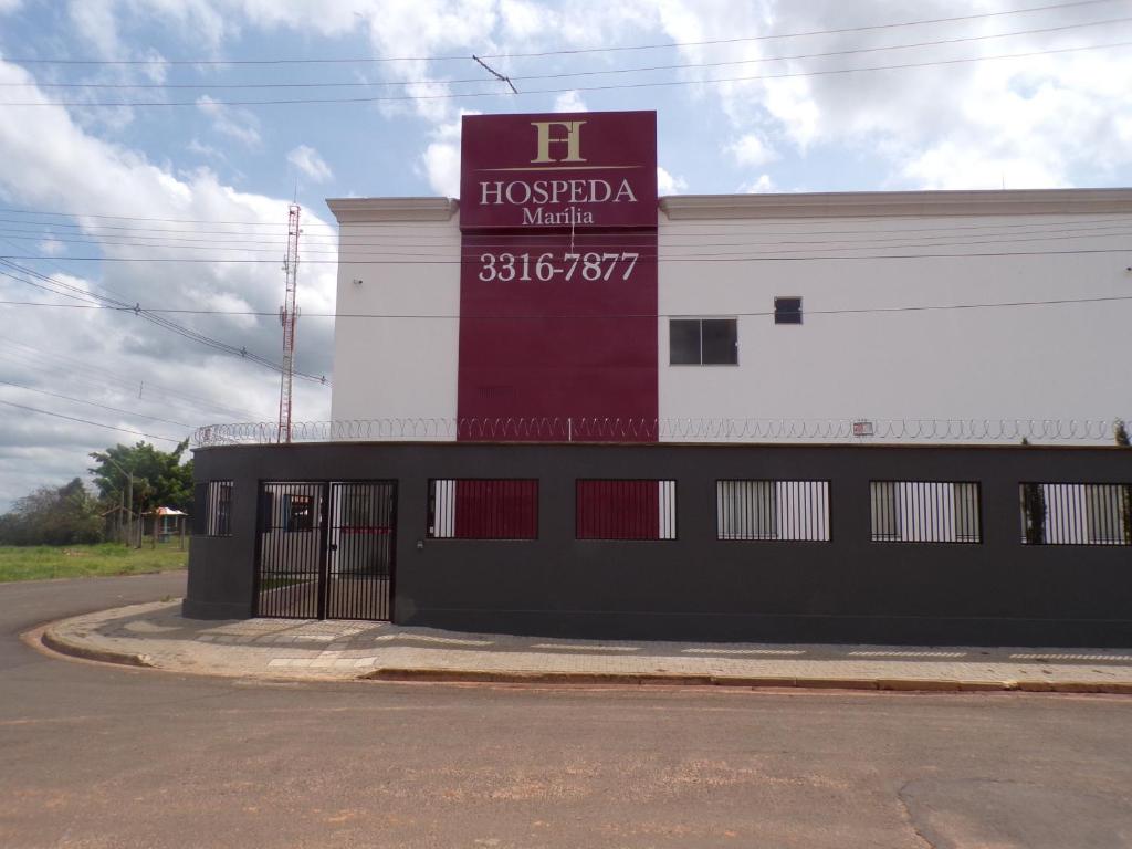 a building with a sign on the side of it at Hotel HOSPEDA Marília in Marília