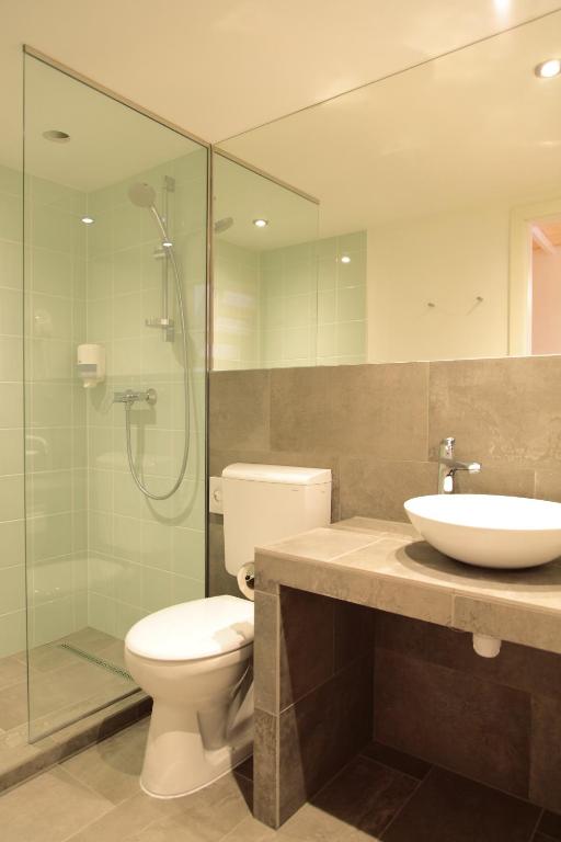 A bathroom at Maverick Apartments