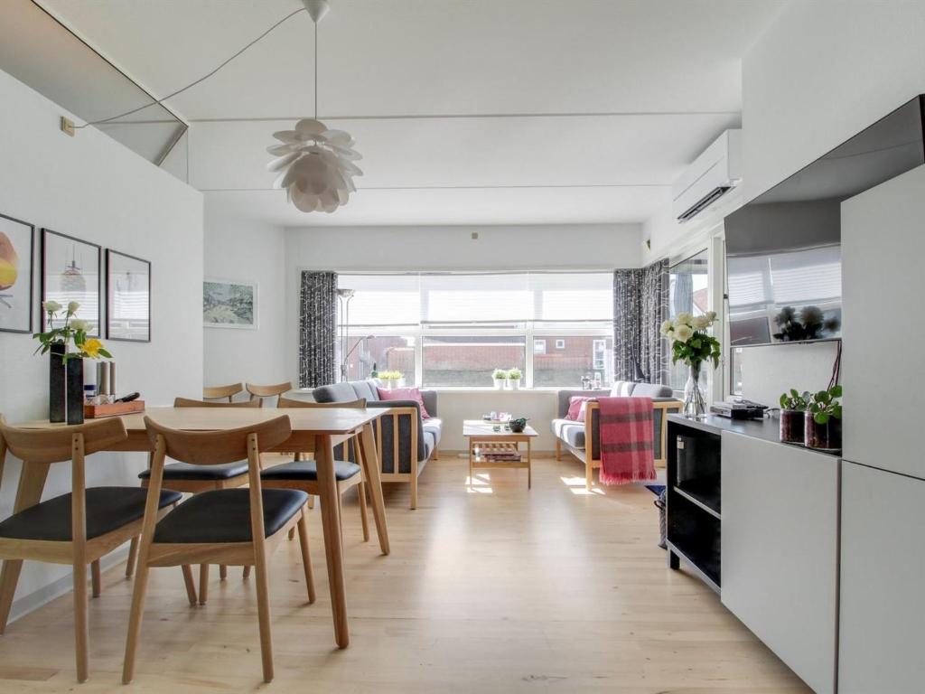 Il comprend une cuisine et un salon avec une table et des chaises. dans l'établissement Apartment Jaakko - 100m from the sea in Western Jutland by Interhome, à Fanø