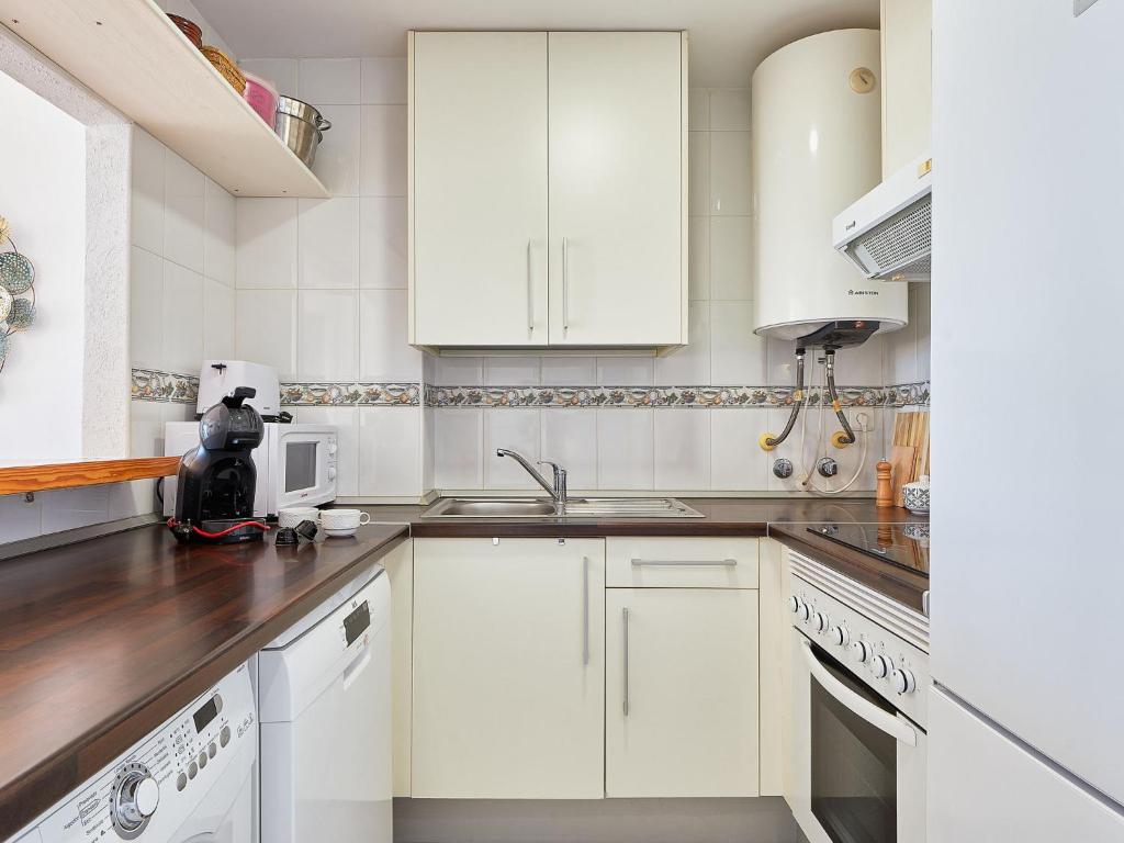 Kuchyňa alebo kuchynka v ubytovaní Apartment Mar y Monte Casares by Interhome