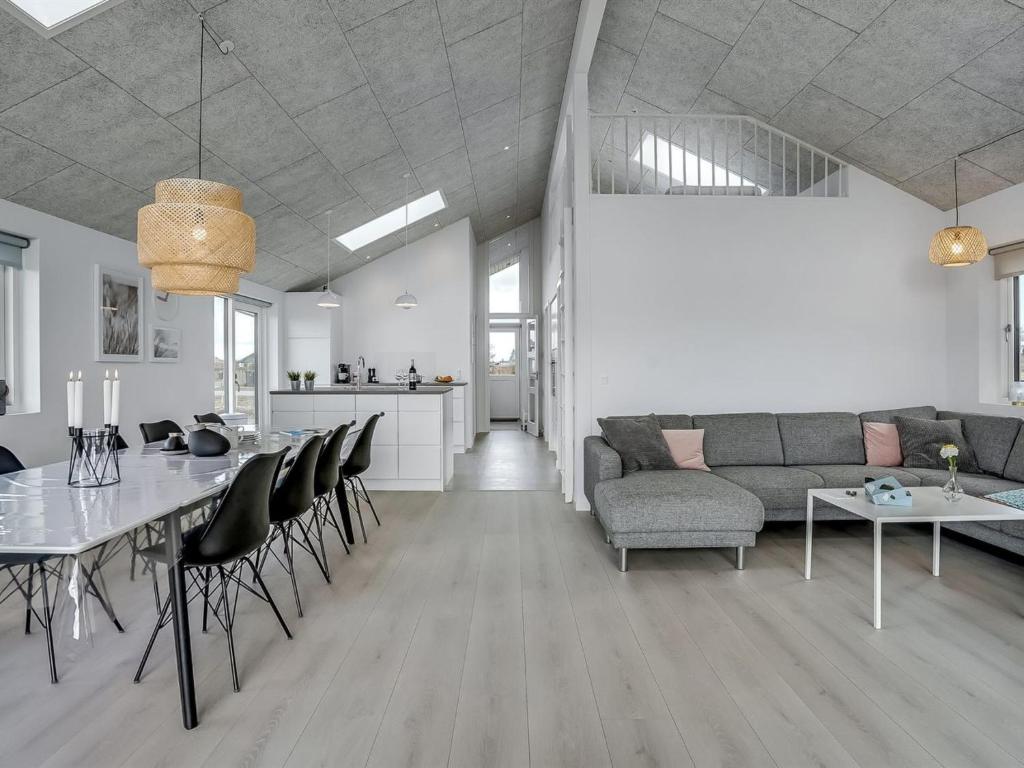 Posezení v ubytování Holiday Home Thalie - 400m from the sea by Interhome