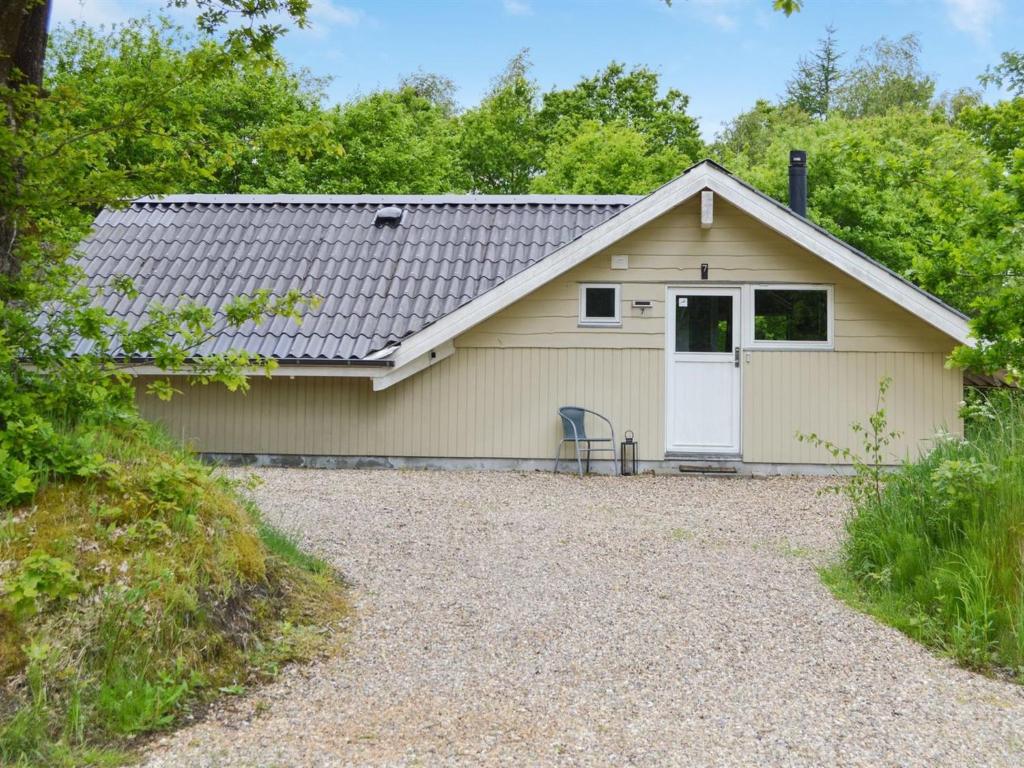 une maison avec une porte blanche et une allée en gravier dans l'établissement Holiday Home Hailka in SE Jutland by Interhome, à Give