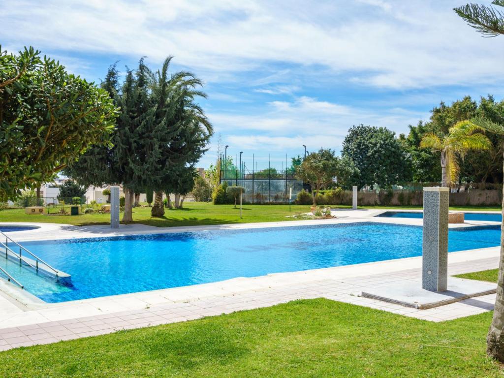 uma grande piscina num parque com árvores em Apartment La Torre by Interhome em Torremolinos