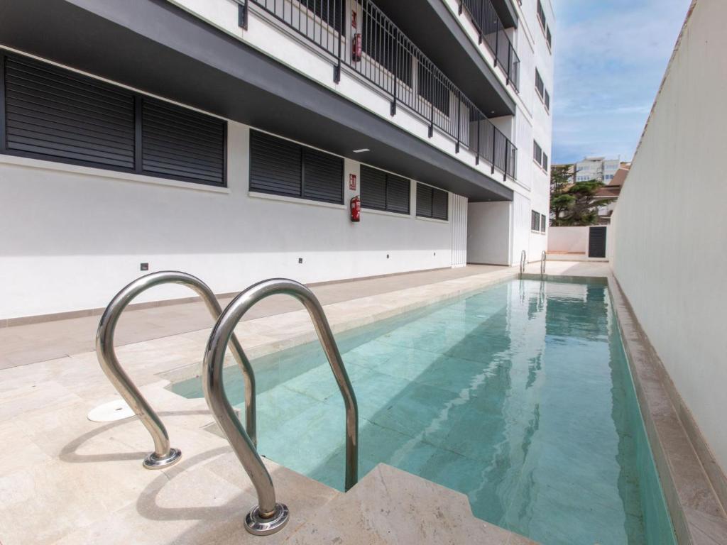 uma piscina no meio de um edifício em Apartment Galan by Interhome em Sant Antoni de Calonge
